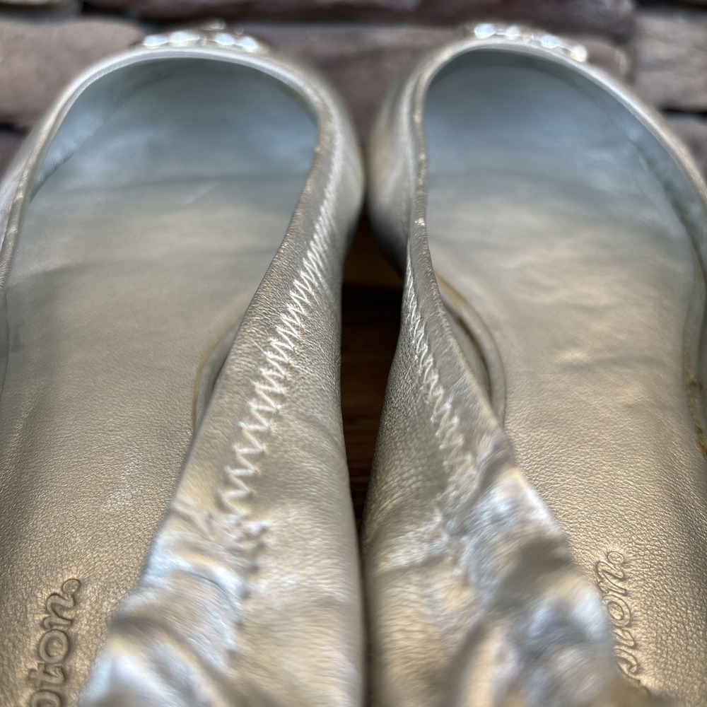 Brighton Heart Medallion Metallic Silver Ballet Flats Women's Shoes 10 B - Picture 5 of 12